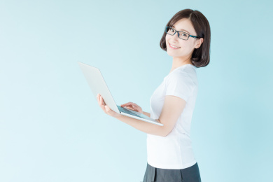 使用电脑的年轻女孩