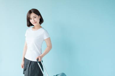 拉着行李箱的女孩