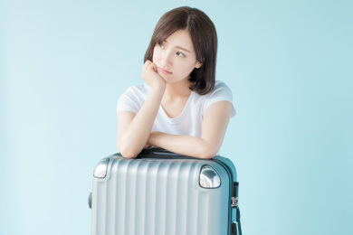 年轻女孩和行李箱