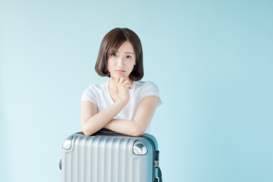 年轻女孩和行李箱