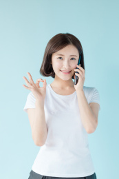 使用电子设备的女孩