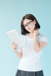 使用电子设备的女孩