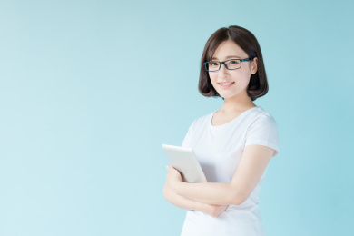 使用电子设备的女孩