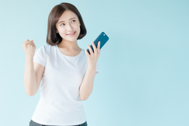 使用手机的女孩