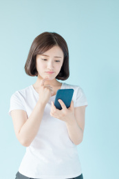 使用手机的女孩