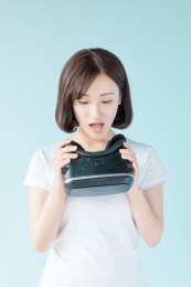 带vr眼镜的女孩
