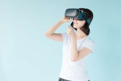 带vr眼镜的女孩