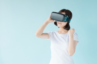 带vr眼镜的女孩