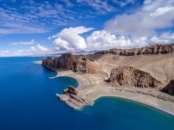 航拍纳木措北岸圣象天门景区