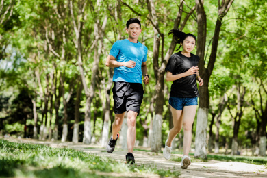 年轻男女在公园锻炼