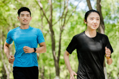 年轻男女在公园锻炼