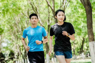 年轻男女在公园锻炼