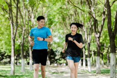 年轻男女在公园锻炼