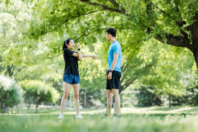 年轻男女在公园锻炼