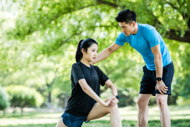 年轻男女在公园锻炼