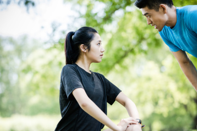 城市年轻男女在公园锻炼