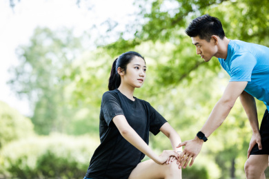 城市年轻男女在公园锻炼