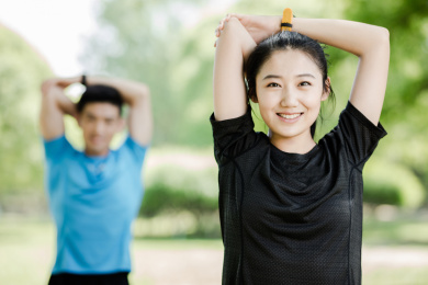 城市年轻男女在公园锻炼