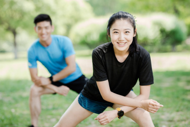 城市年轻男女在公园锻炼