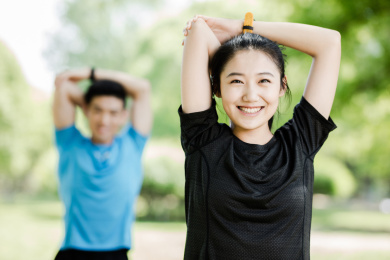 城市年轻男女在公园锻炼