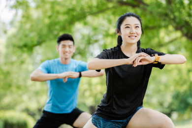 城市年轻男女在公园锻炼