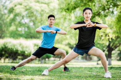 城市年轻男女在公园锻炼