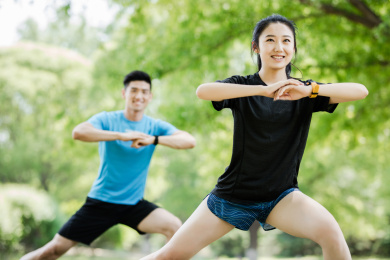 城市年轻男女在公园锻炼