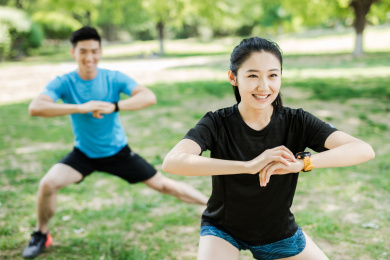年轻男女在公园锻炼