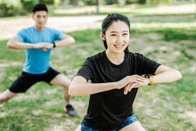 年轻男女在公园锻炼