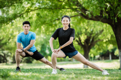 年轻男女在公园锻炼
