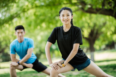 年轻男女在公园锻炼