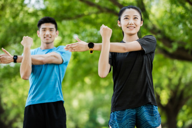 年轻男女在公园锻炼