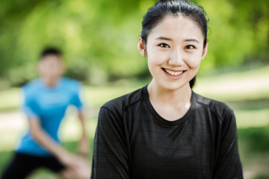 城市年轻男女在公园锻炼