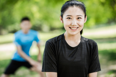 城市年轻男女在公园锻炼