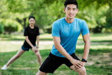 城市年轻男女在公园锻炼