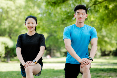 城市年轻男女在公园锻炼