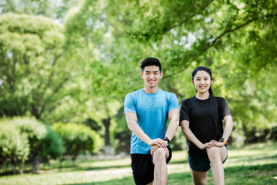 城市年轻男女在锻炼 