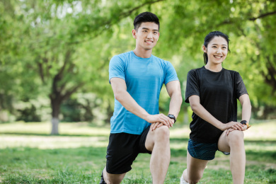 城市年轻男女在锻炼 