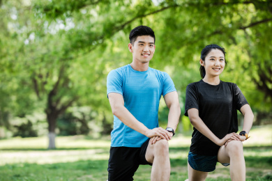 城市年轻男女在锻炼 