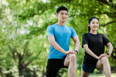 城市年轻男女在锻炼 