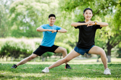 城市年轻男女在锻炼 