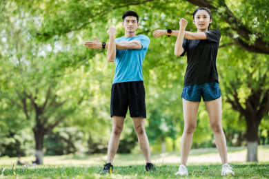 城市年轻男女在锻炼 