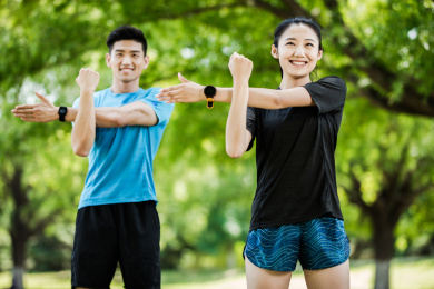 城市年轻男女在锻炼 
