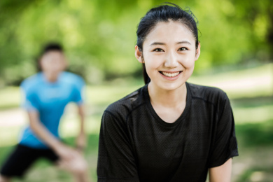 城市年轻男女在锻炼 