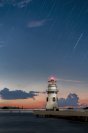 黎明前的星轨与灯塔