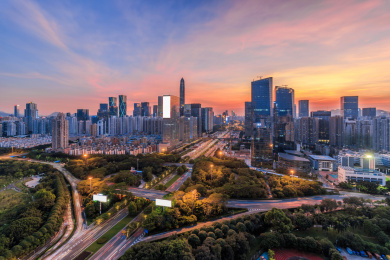 深圳的高速公路和天际线