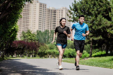 年轻男女在跑步