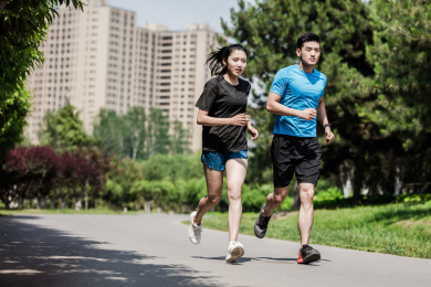 年轻男女在跑步