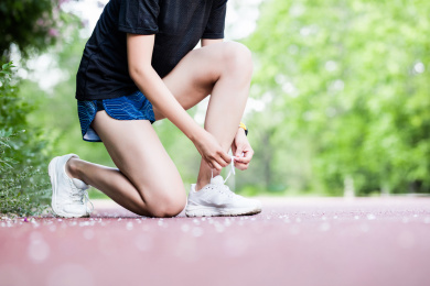 年轻女性在跑步