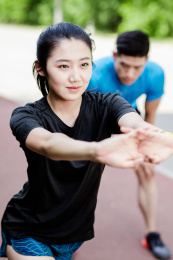 年轻男女在跑步